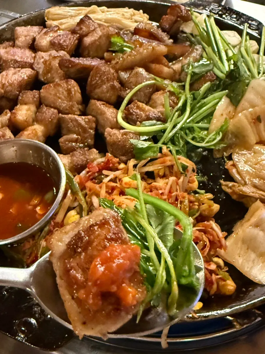삼겹살 기름에 볶아진 김치