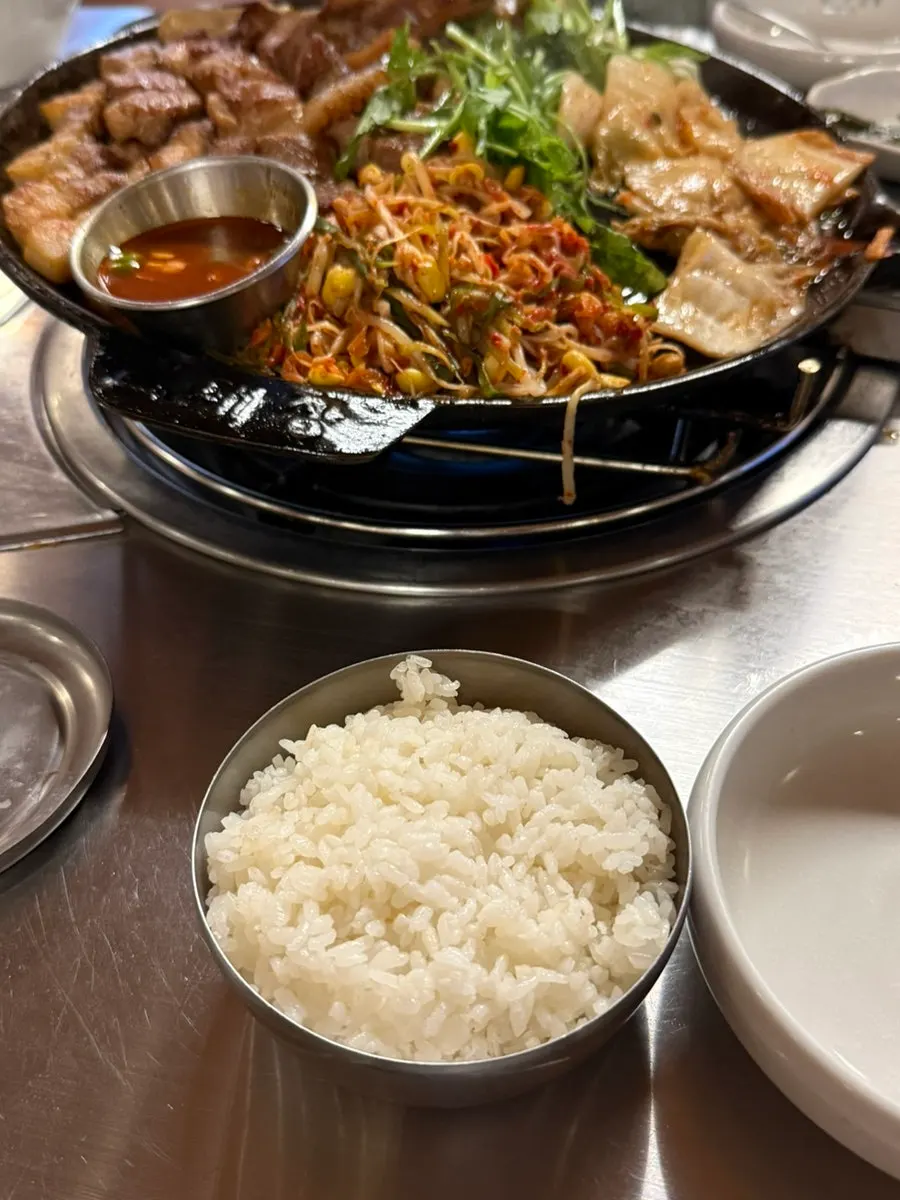 두툼하게 썰린 구운 목살