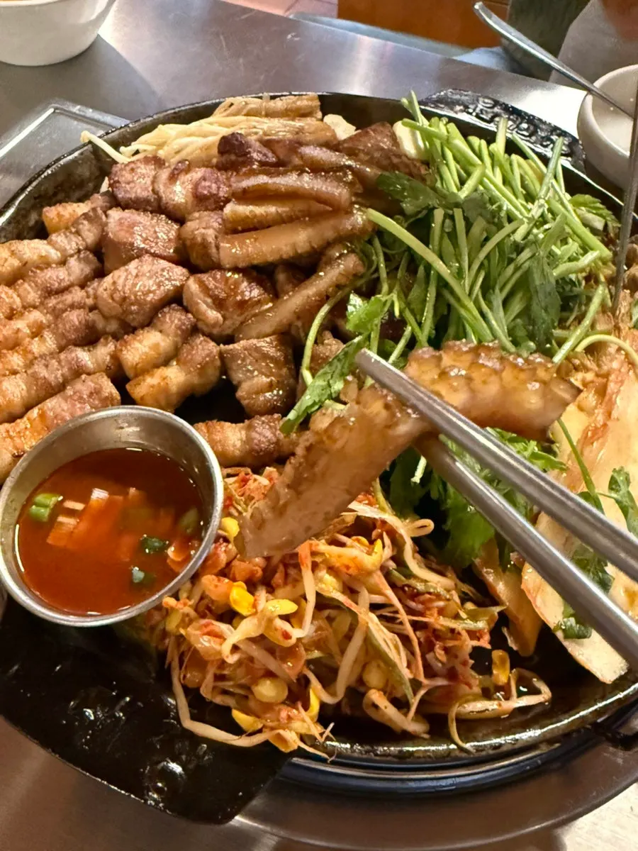 공기밥과 함께 먹는 돼지고기