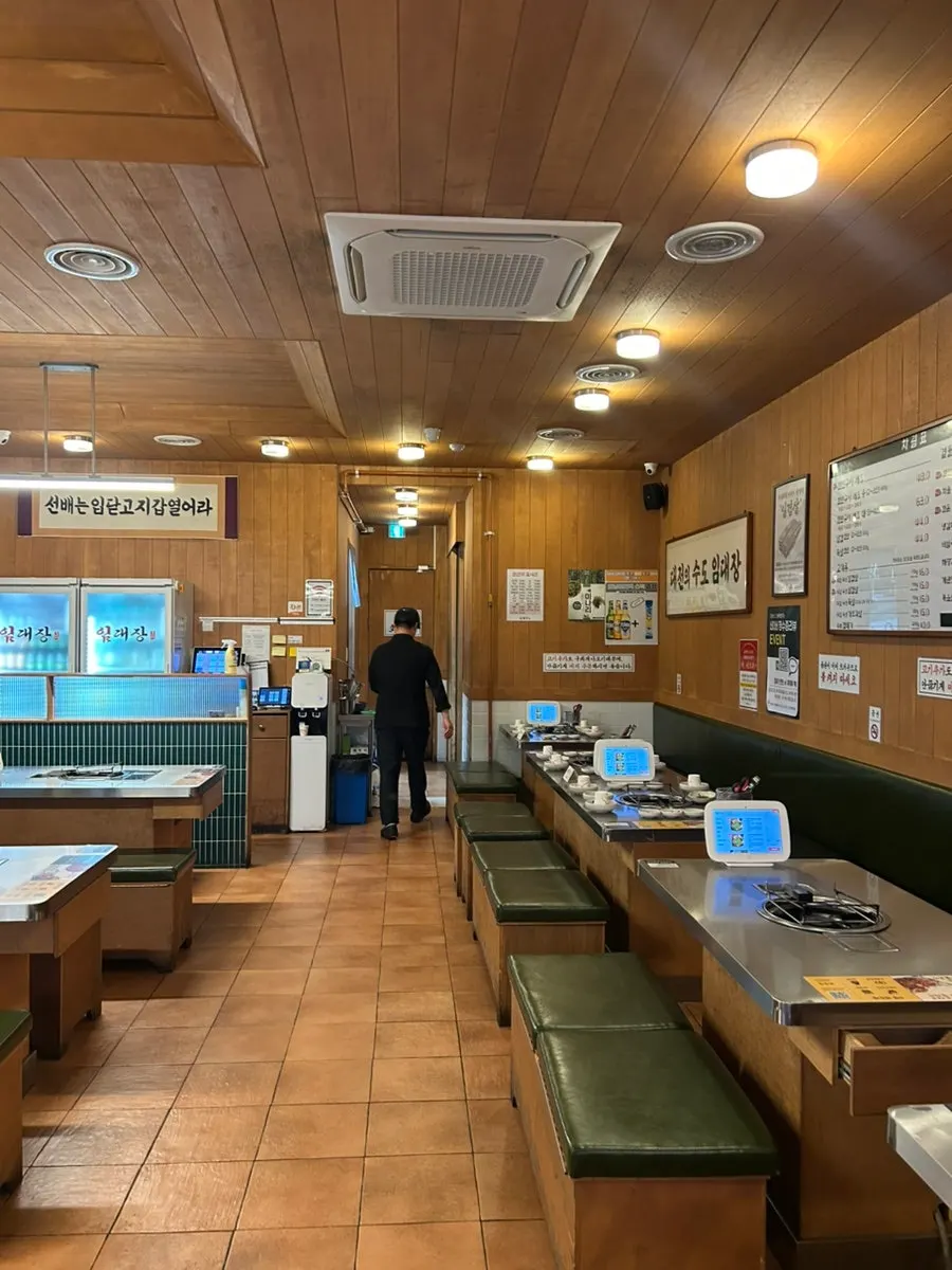 Interior seating at Imdaejang Daejeon Dunsan Branch
