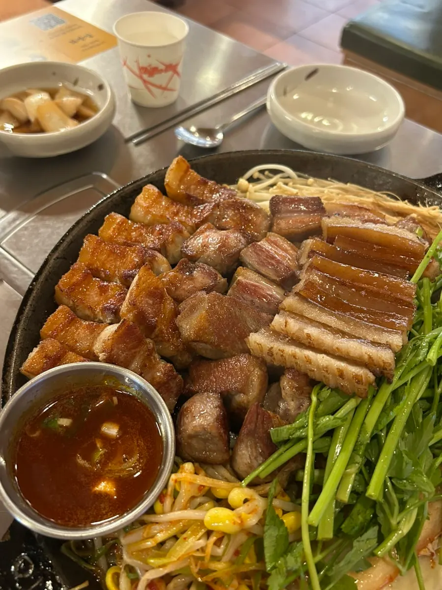Minari, bean sprouts, scallion strips and other accompaniments