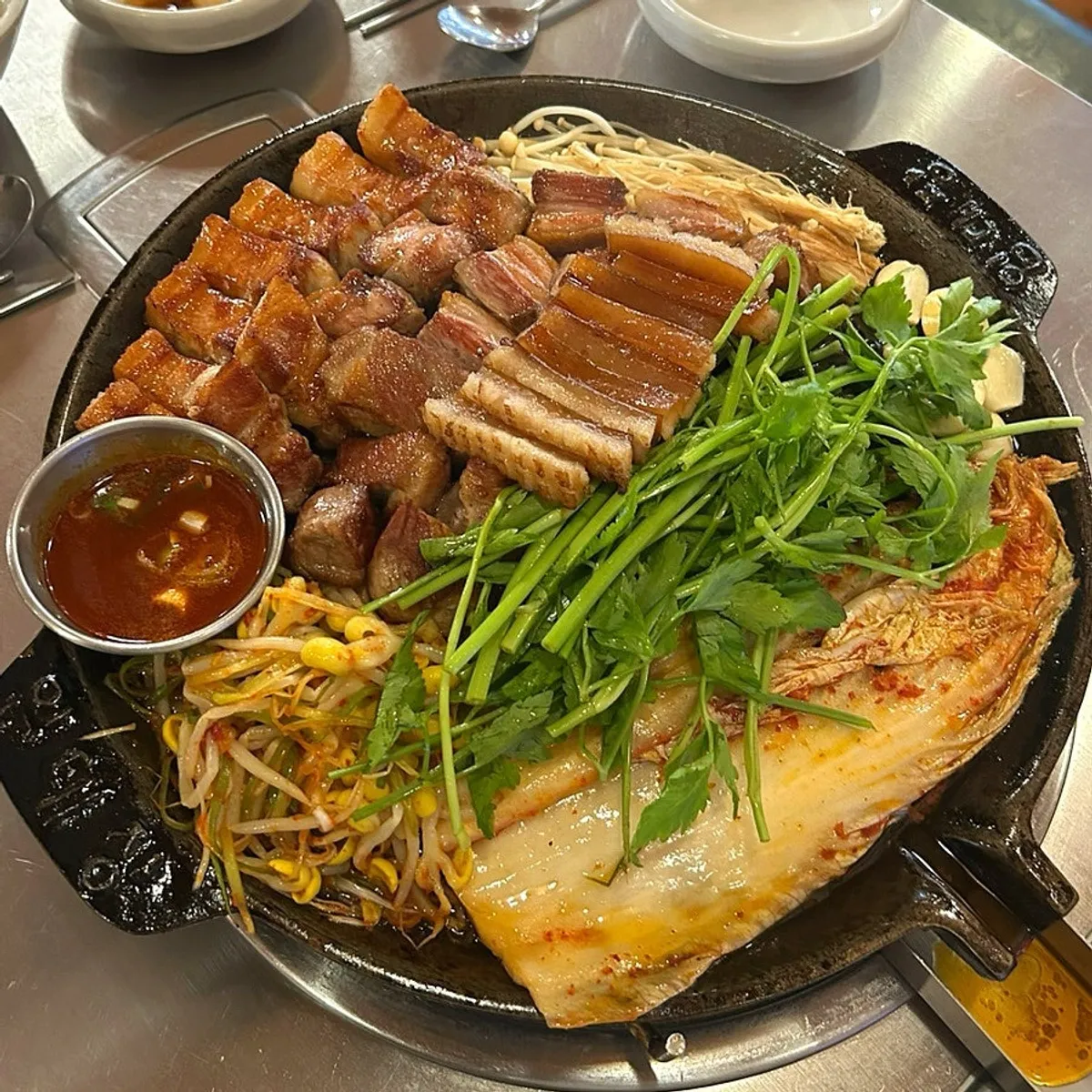 Medium hanpan-gui set at 610g with pork neck, belly, and skin