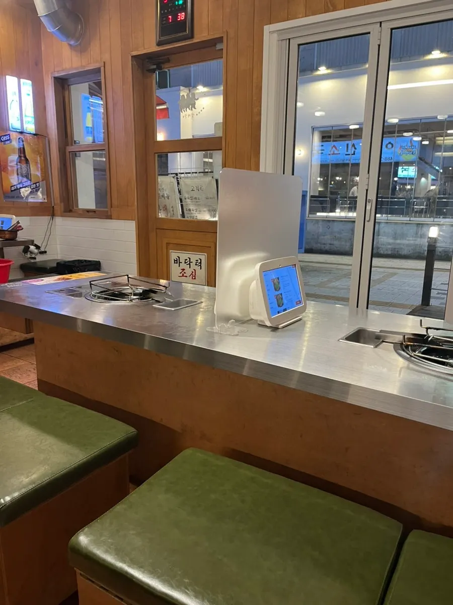 Widely spaced tables at Imdaejang Daejeon Dunsan Branch