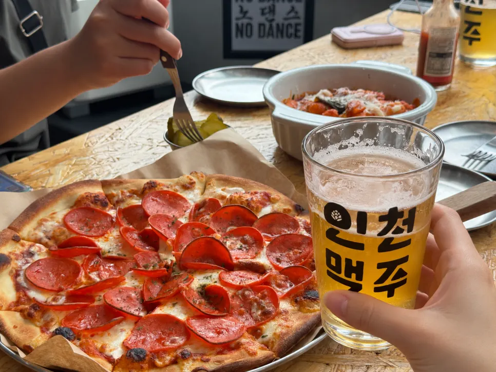 맥주와 오렌지주스가 함께 놓인 테이블