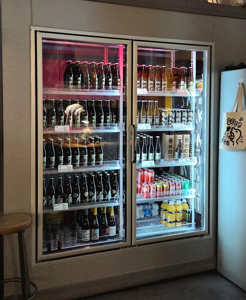 에일과 흑맥주가 적힌 맥주 메뉴판