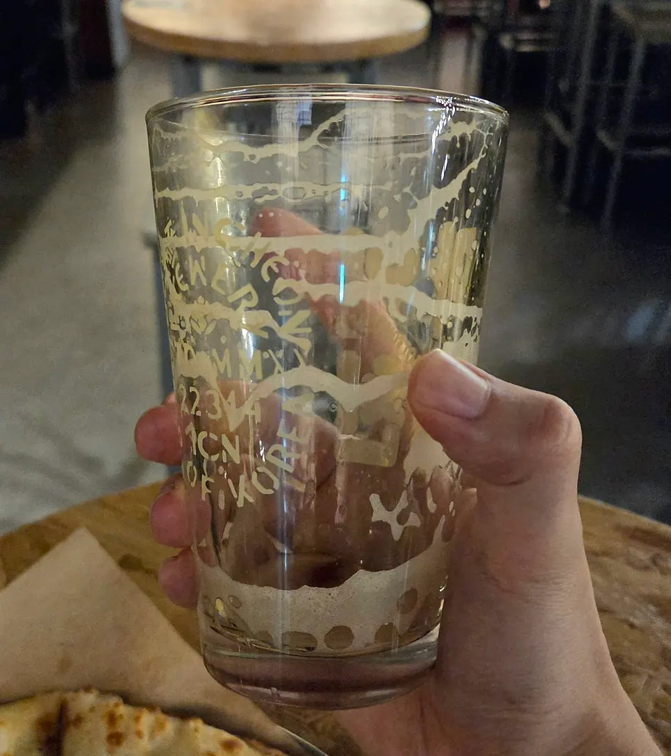 짙은 색의 마계인천 흑맥주