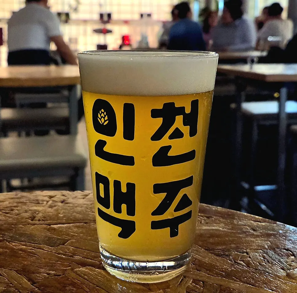 테이블에 놓인 마계인천 흑맥주 잔