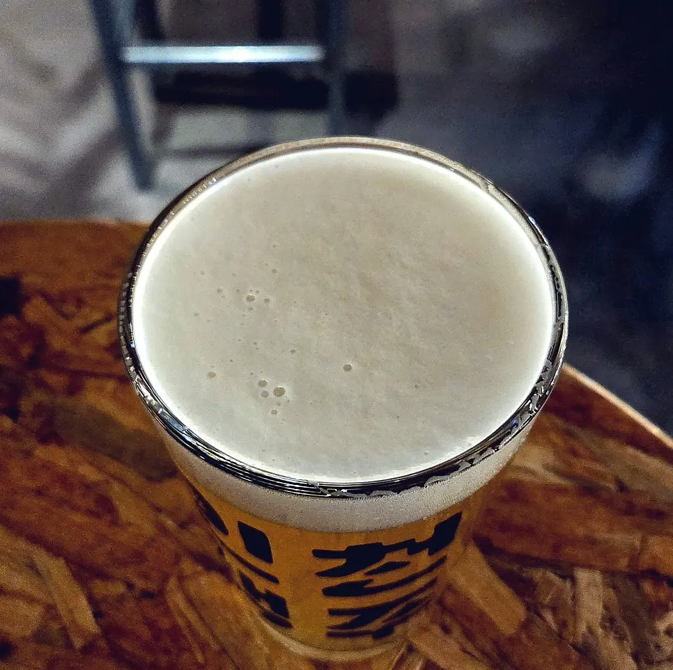 흑맥주 잔과 매장 테이블