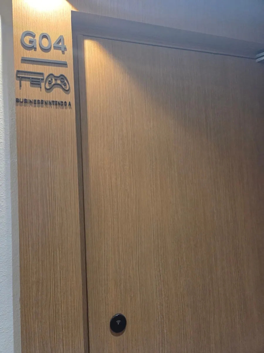 게임과 영화를 즐길 수 있는 객실 전경