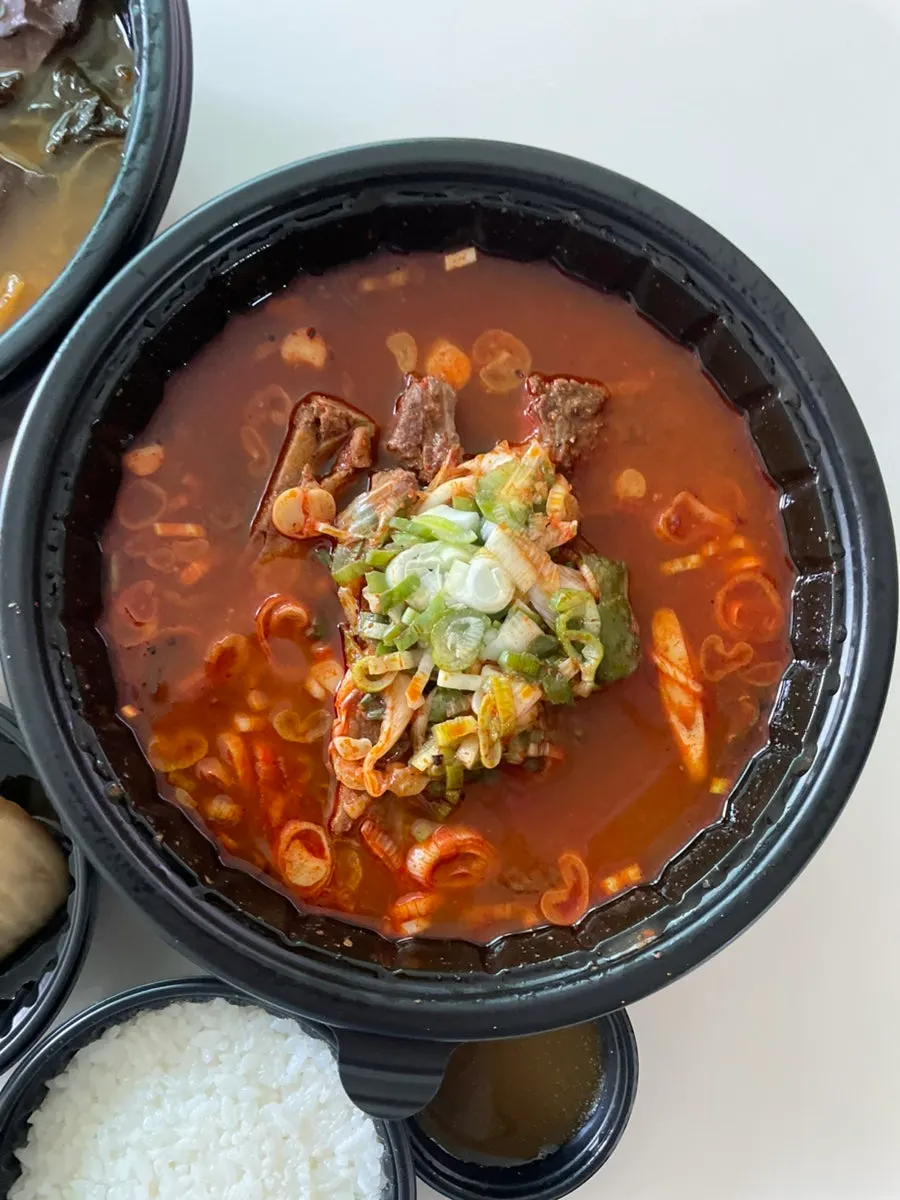 파가 수북하게 올라간 뼈해장국