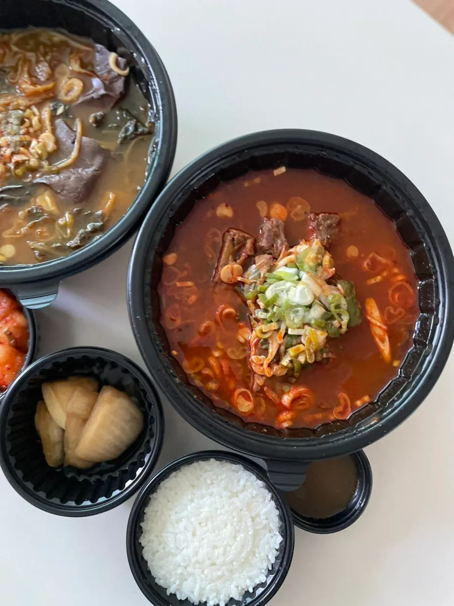밥과 함께 차린 해장국 상차림