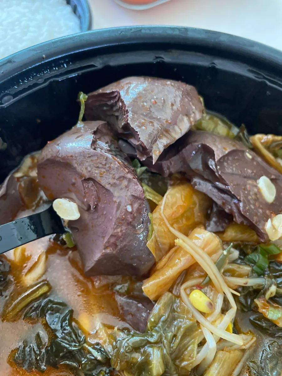 칼칼한 국물의 선지해장국