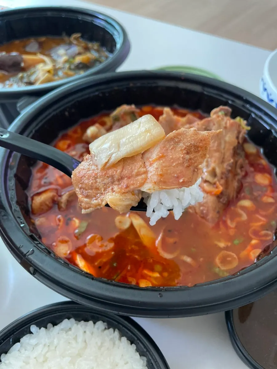 밥을 말아 먹은 뼈해장국 국물
