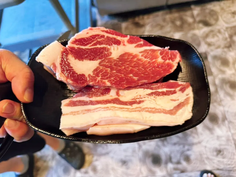연탄불이 놓인 구이 테이블