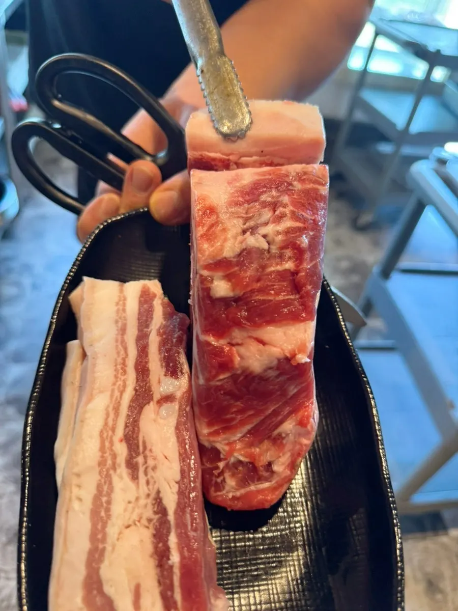 두툼하게 썰린 흑돼지 목살