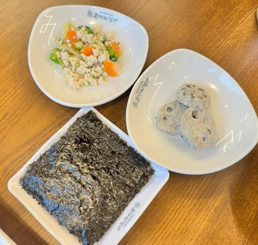 2인세트와 함께 나온 기본 반찬