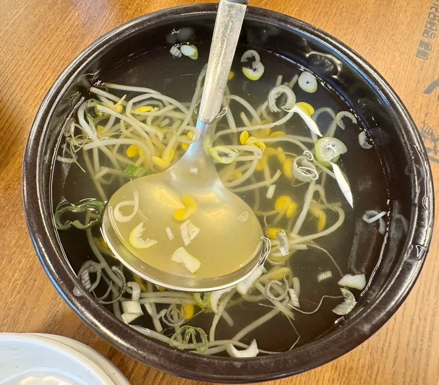 돌솥밥 두 개가 놓인 테이블