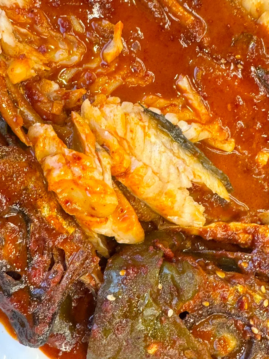 양념이 밴 코다리 살 집어 든 모습