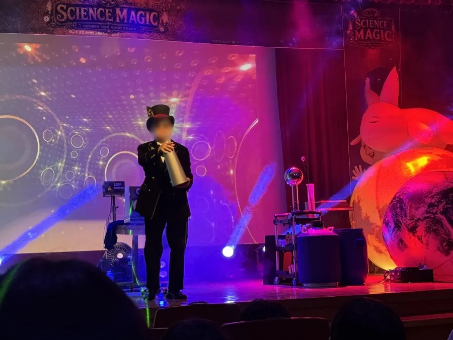 Opening magic trick with a flower appearing