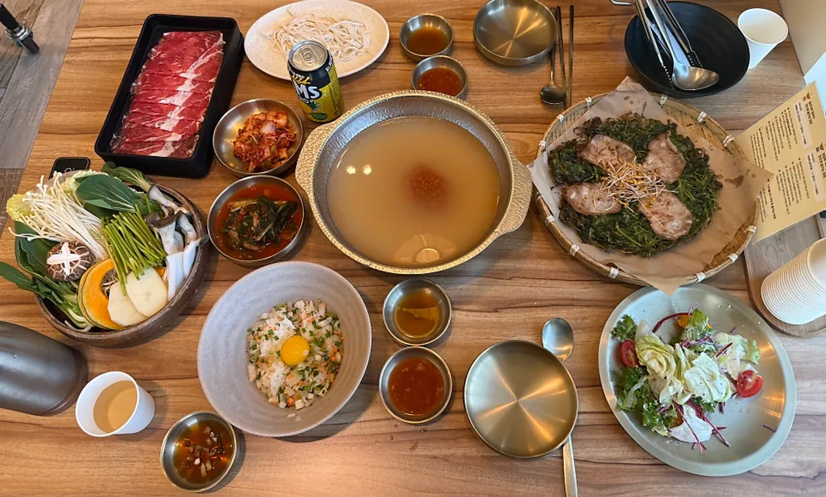 Spicy shabu kalguksu table spread at Guksuhwa in Mansu-dong