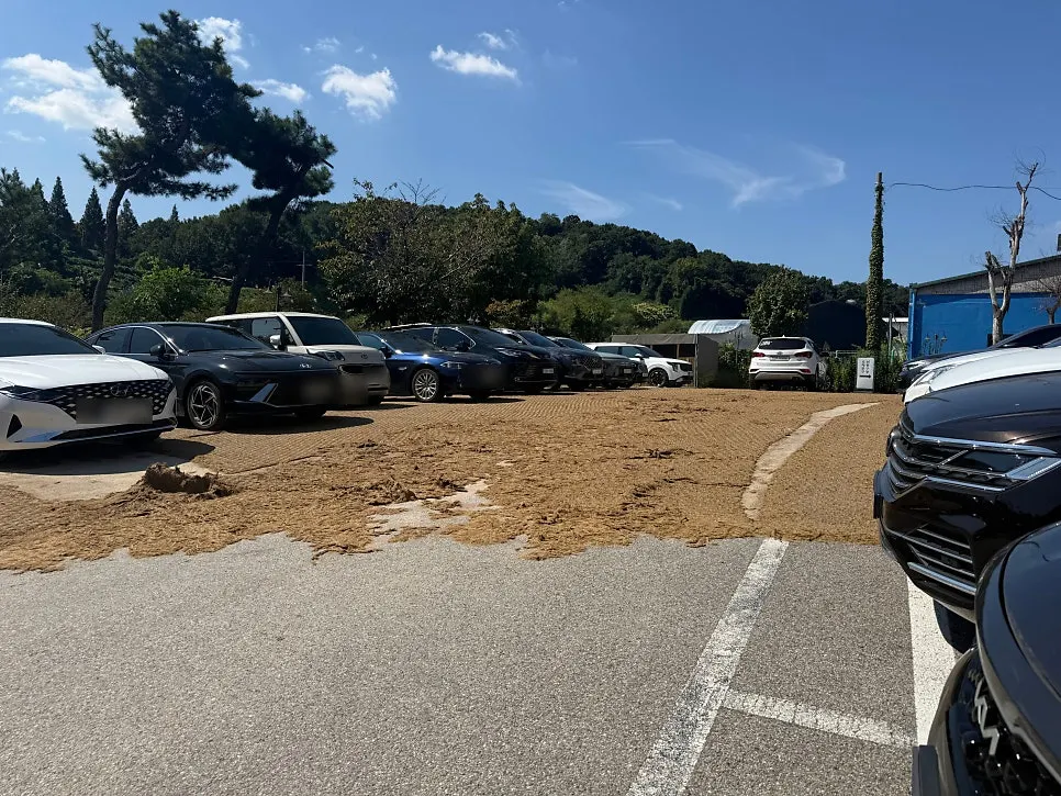 Large private parking lot in front of Guksuhwa