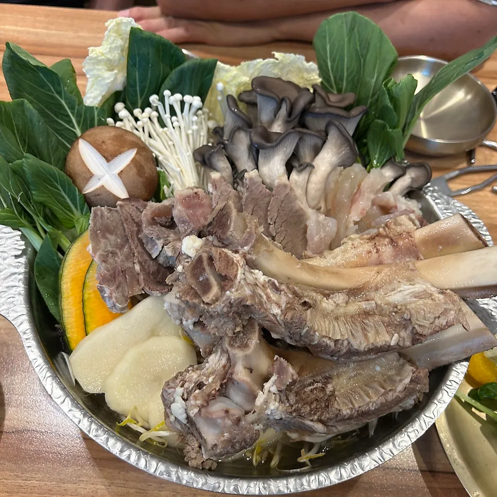 왕갈비 세 대가 담긴 전골