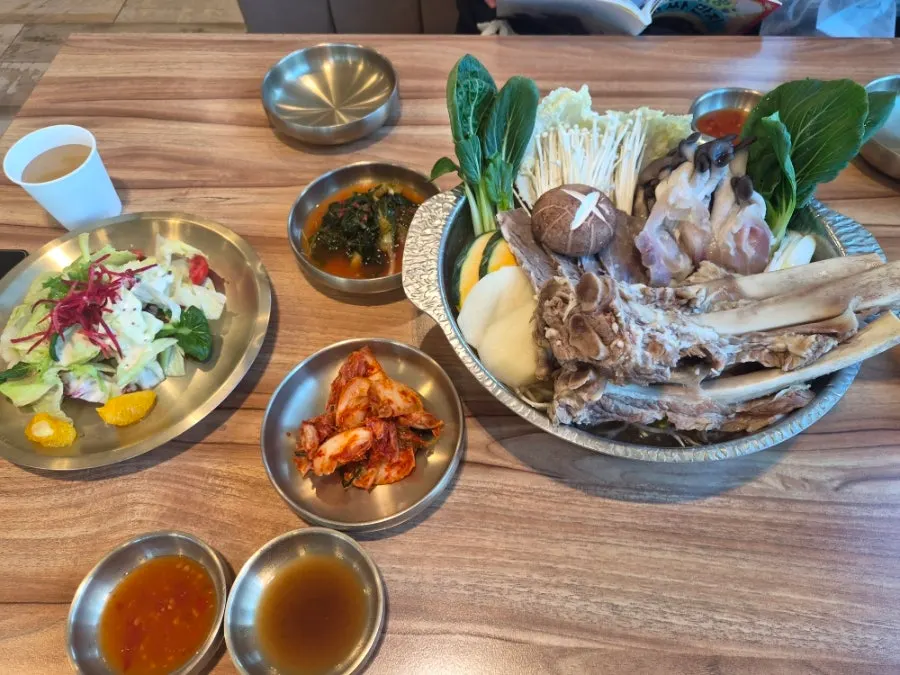 푸짐하게 차려진 왕갈비 국수전