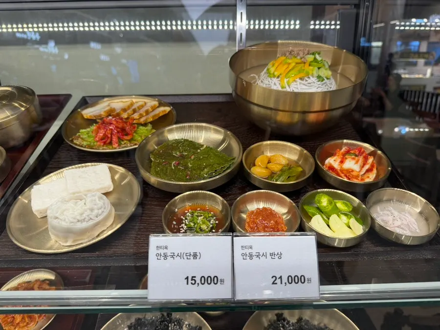 Food models of Hantiok's gukbap (rice soup) dishes