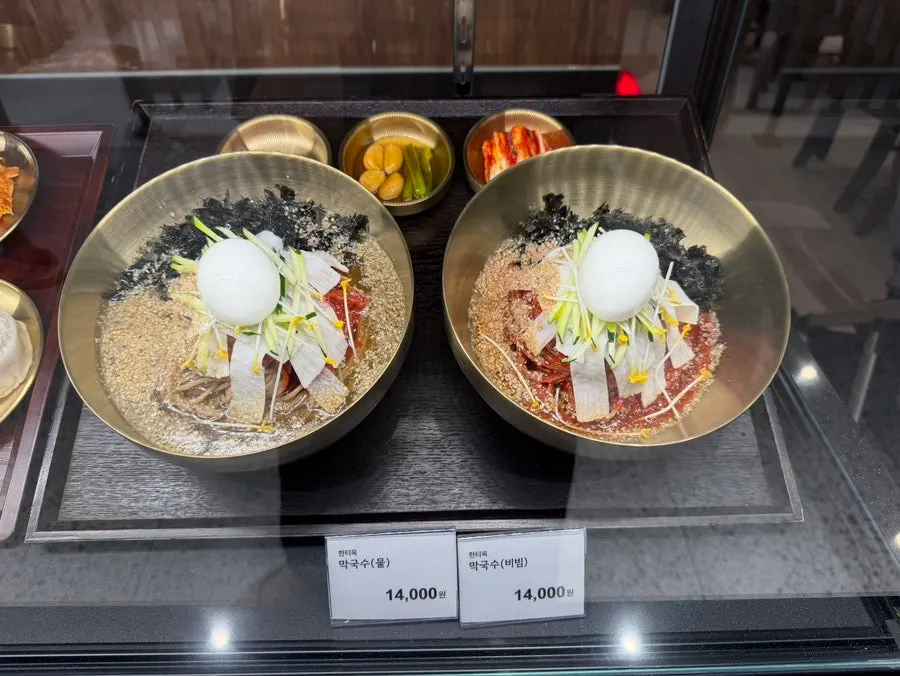 Food models of Hantiok's noodle dishes