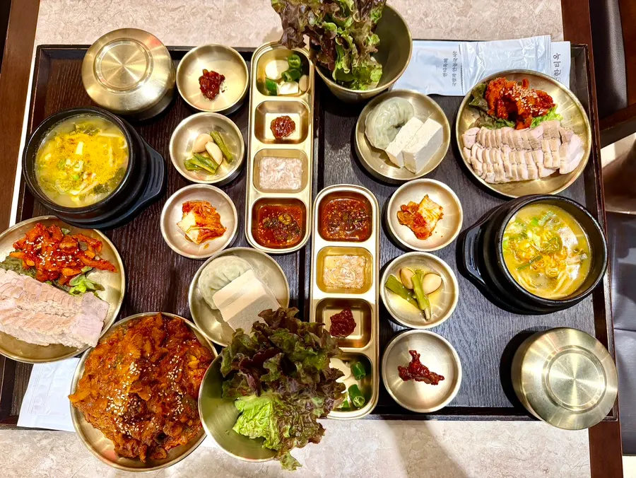 Two bossam jeongsik table settings at Hantiok