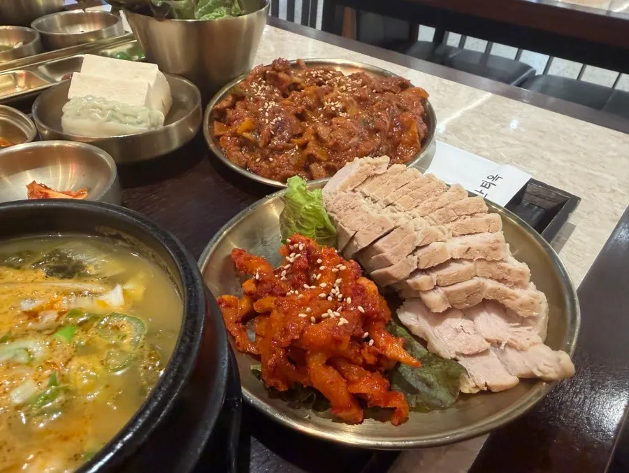 Bossam jeongsik beef soup and side dishes