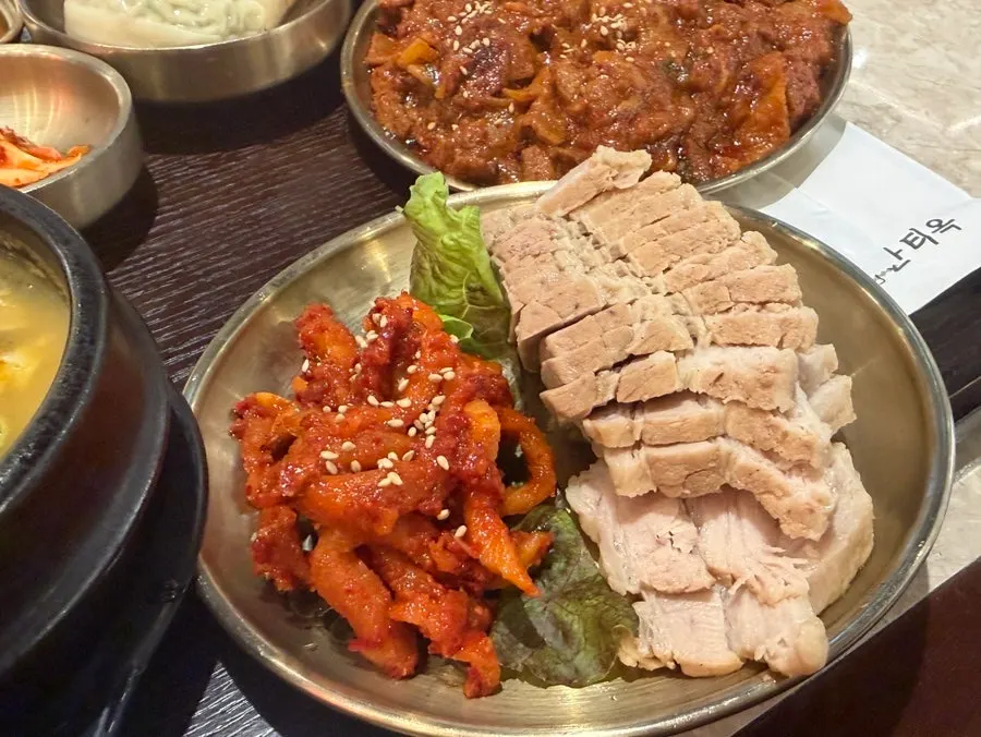 Wrapping bossam pork in a lettuce leaf