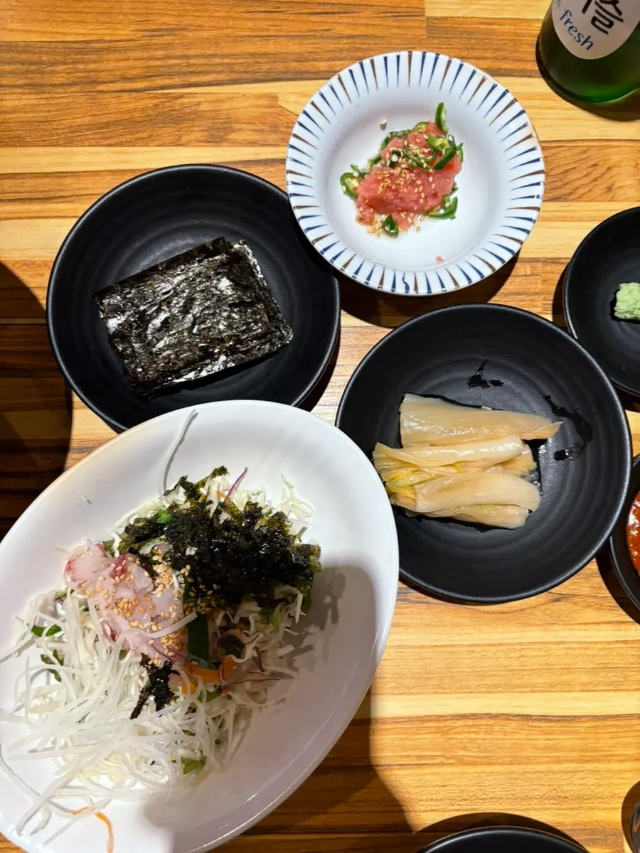Bàn ăn cơ bản sau khi gọi sashimi tôm sống