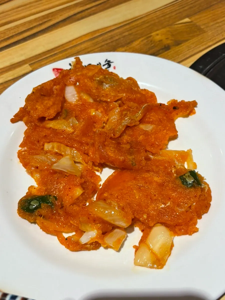Một đĩa bánh kim chi tự chiên