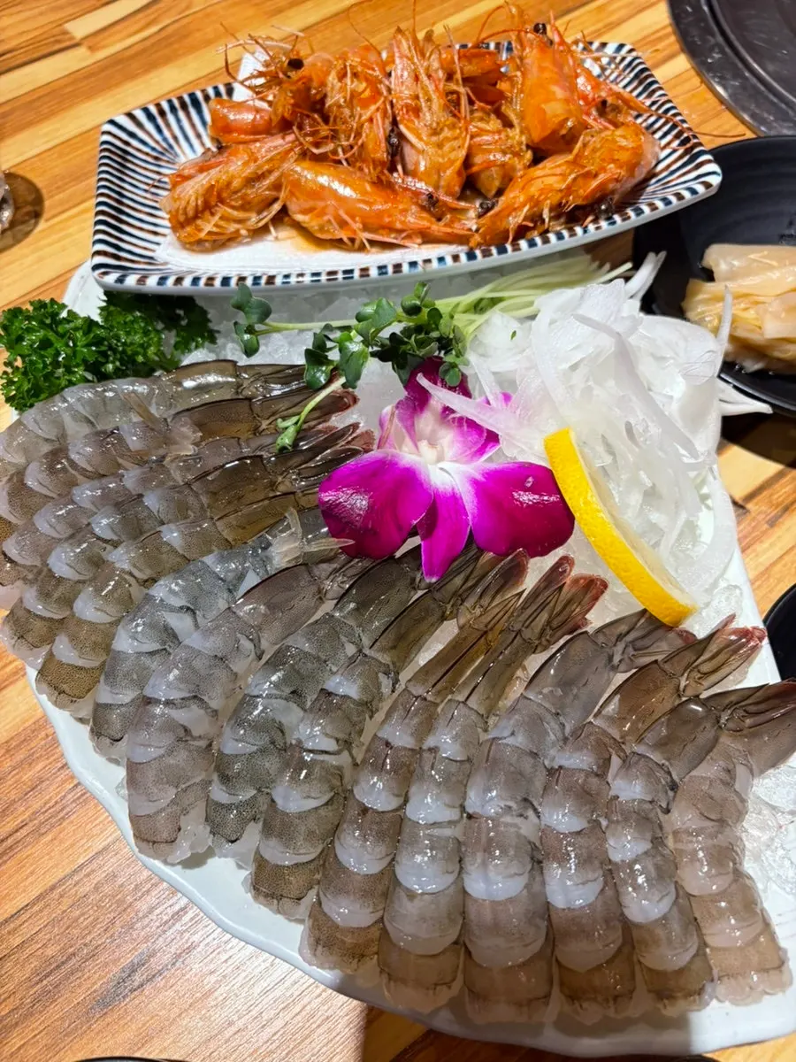 Đĩa sashimi tôm sống đúng mùa bóng mượt