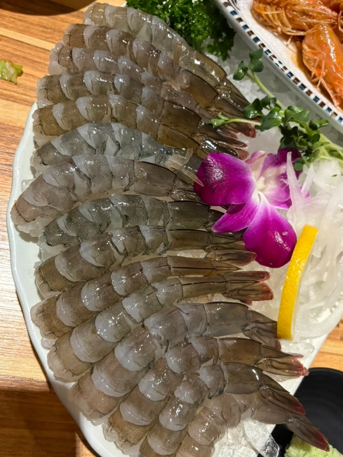 Cận cảnh sashimi tôm sống được sơ chế sạch sẽ