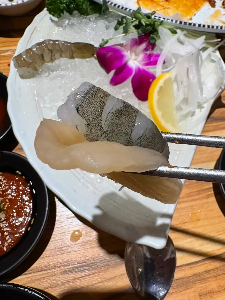 Cuốn sashimi tôm sống với kimchi trắng