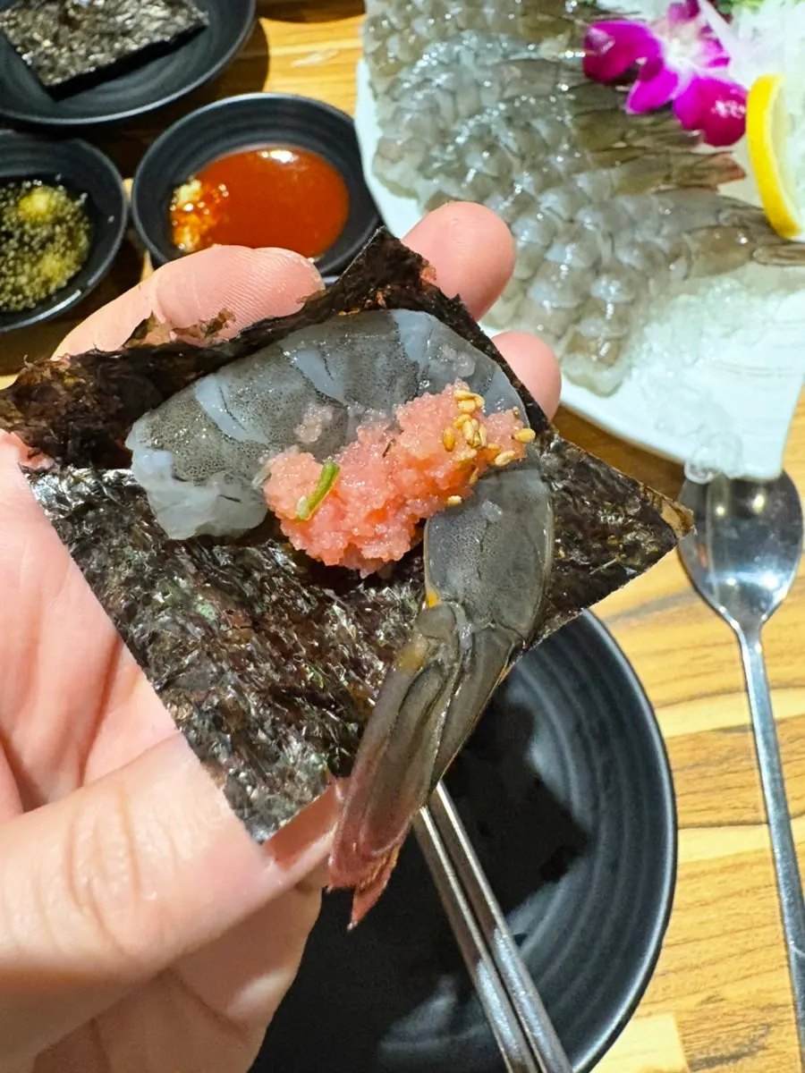 Miếng sashimi tôm sống ăn kèm trứng cá minh thái