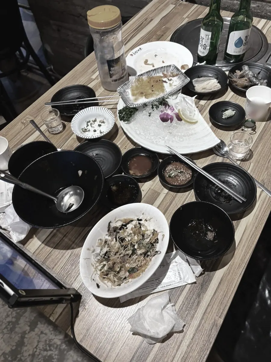 Bàn ăn sau bữa và không khí quán