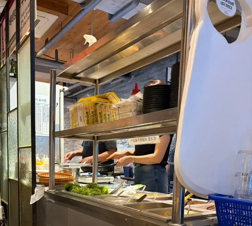 Station for frying your own kimchi pancake
