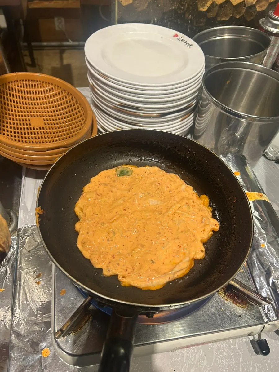 한 번에 뒤집은 김치전
