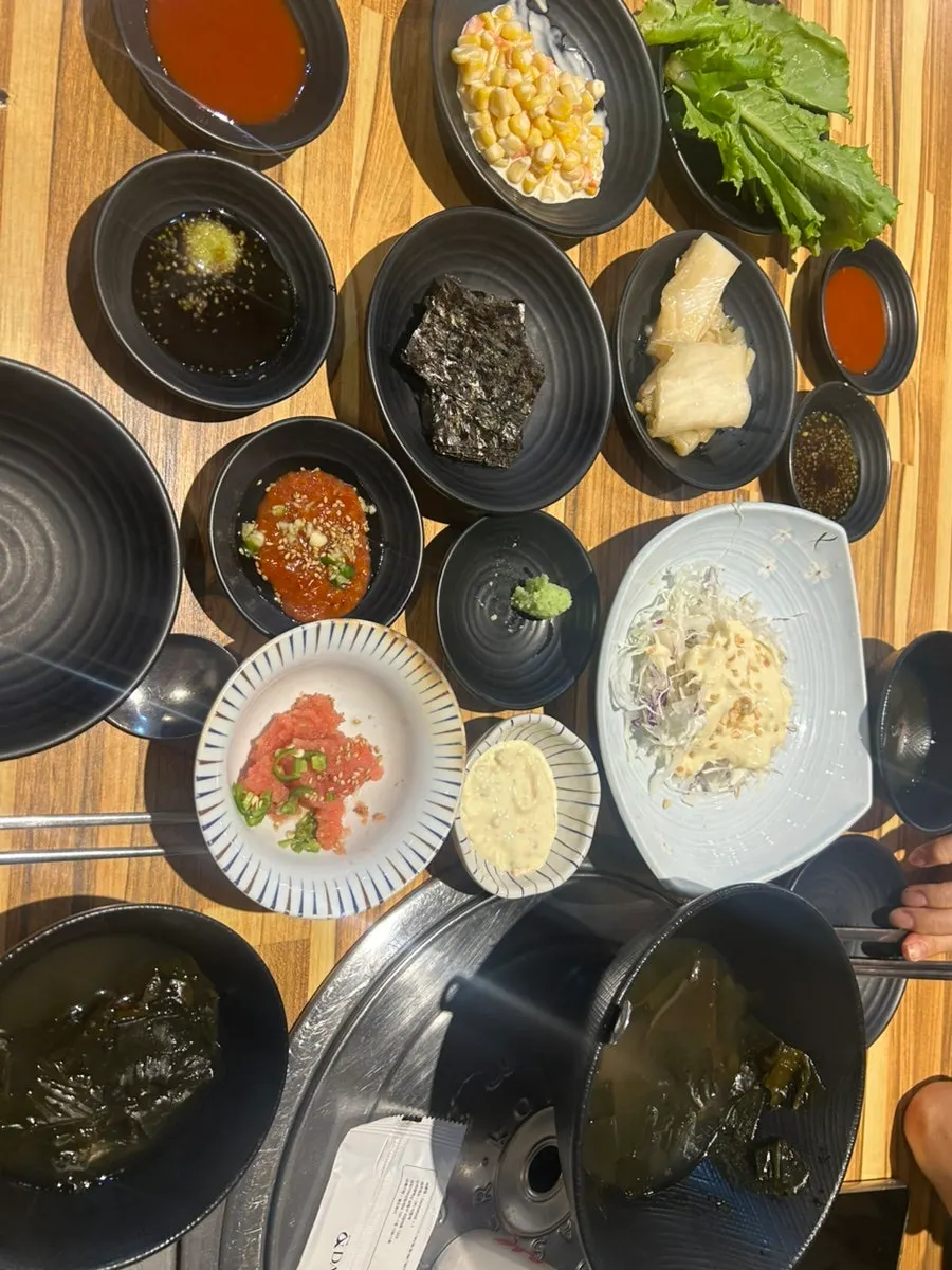 꽁치와 명란이 포함된 기본찬 상차림