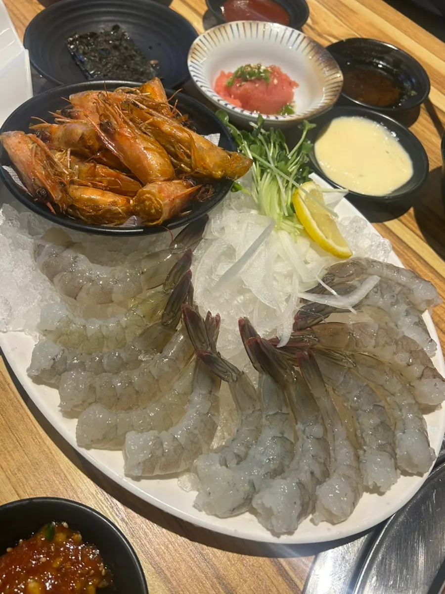 생새우회와 모둠회를 번갈아 먹는 상차림