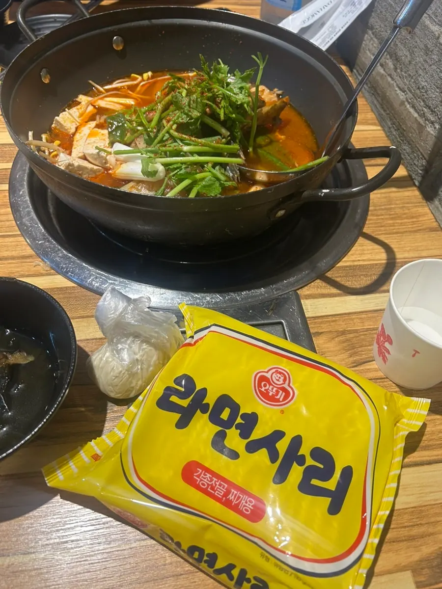 수제비와 라면사리를 넣은 매운탕