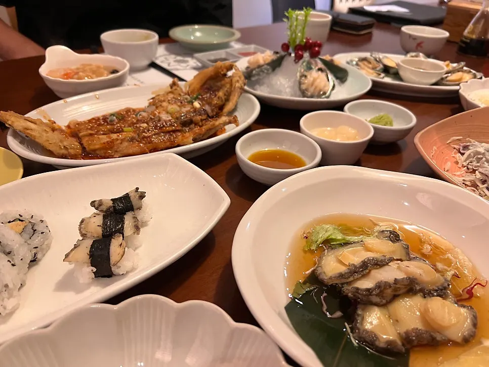 Persiapan satu meja Abalone Set Meal