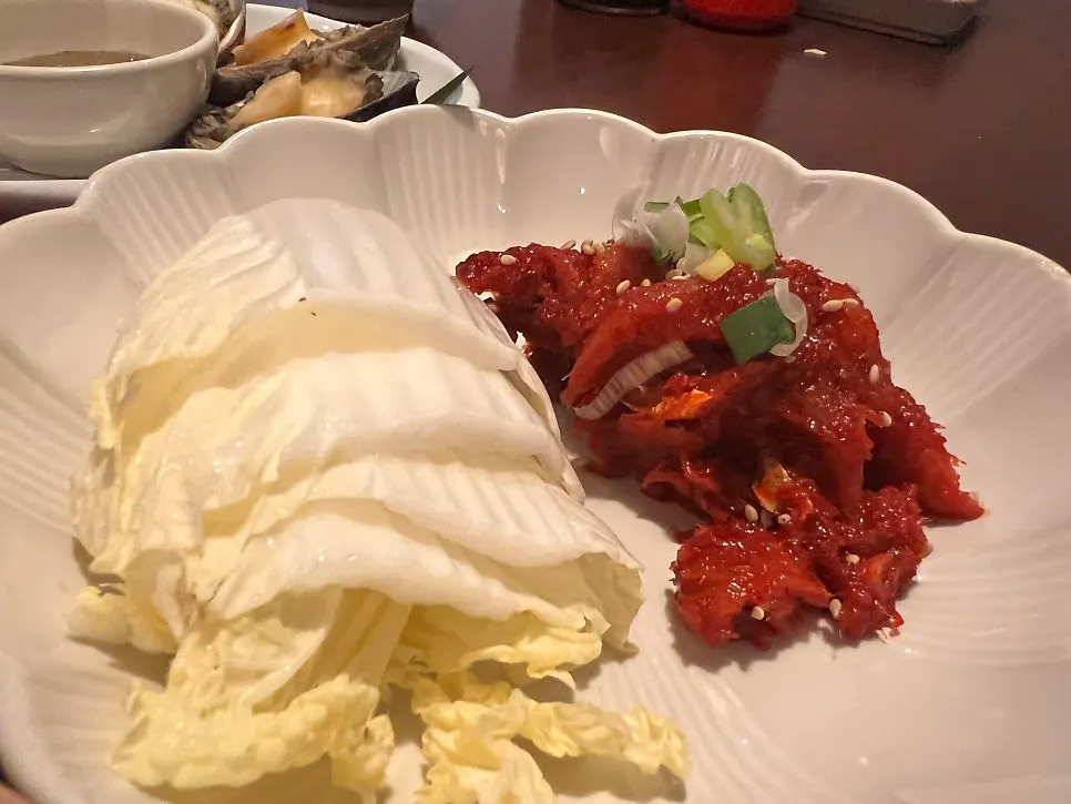 Hidangan dengan japchae, kimchi dan salad