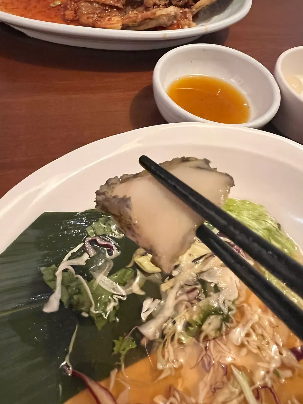 Makan keluarga menikmati pelbagai hidangan abalon