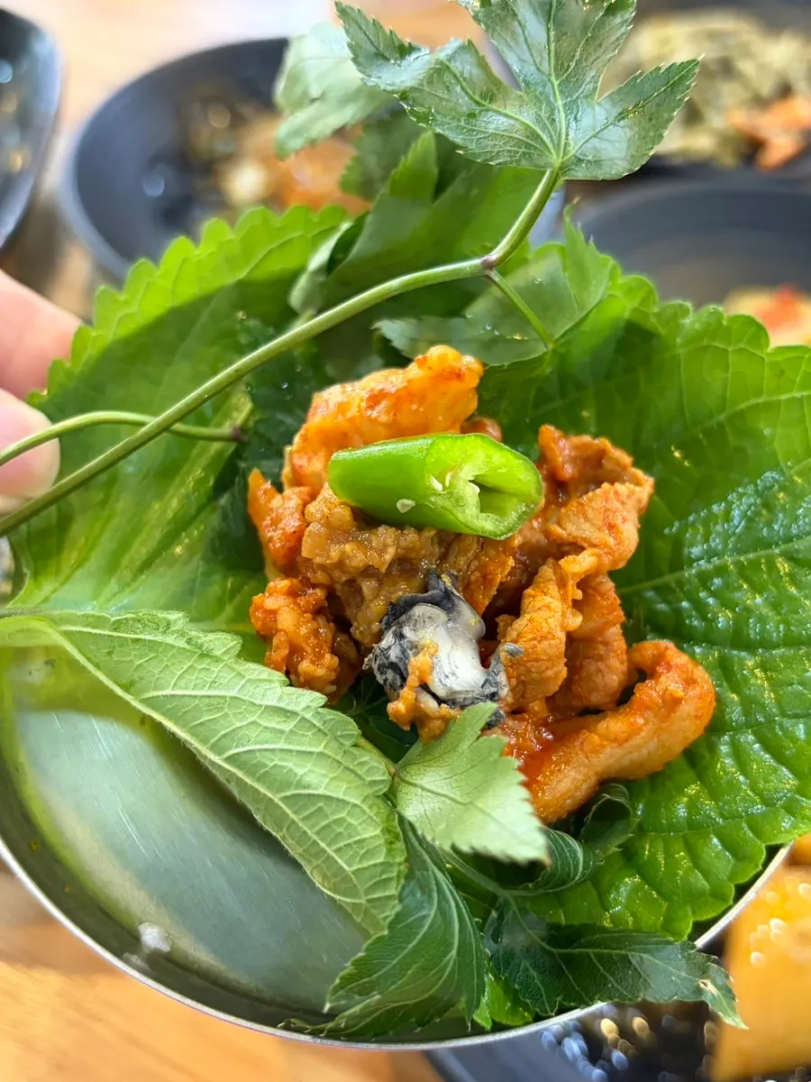 쌈채소에 싼 제육볶음