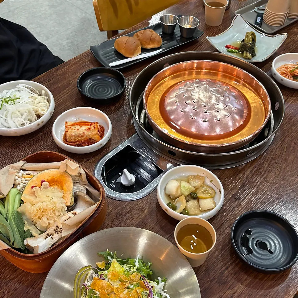 동추원불고기 기본찬이 깔린 테이블