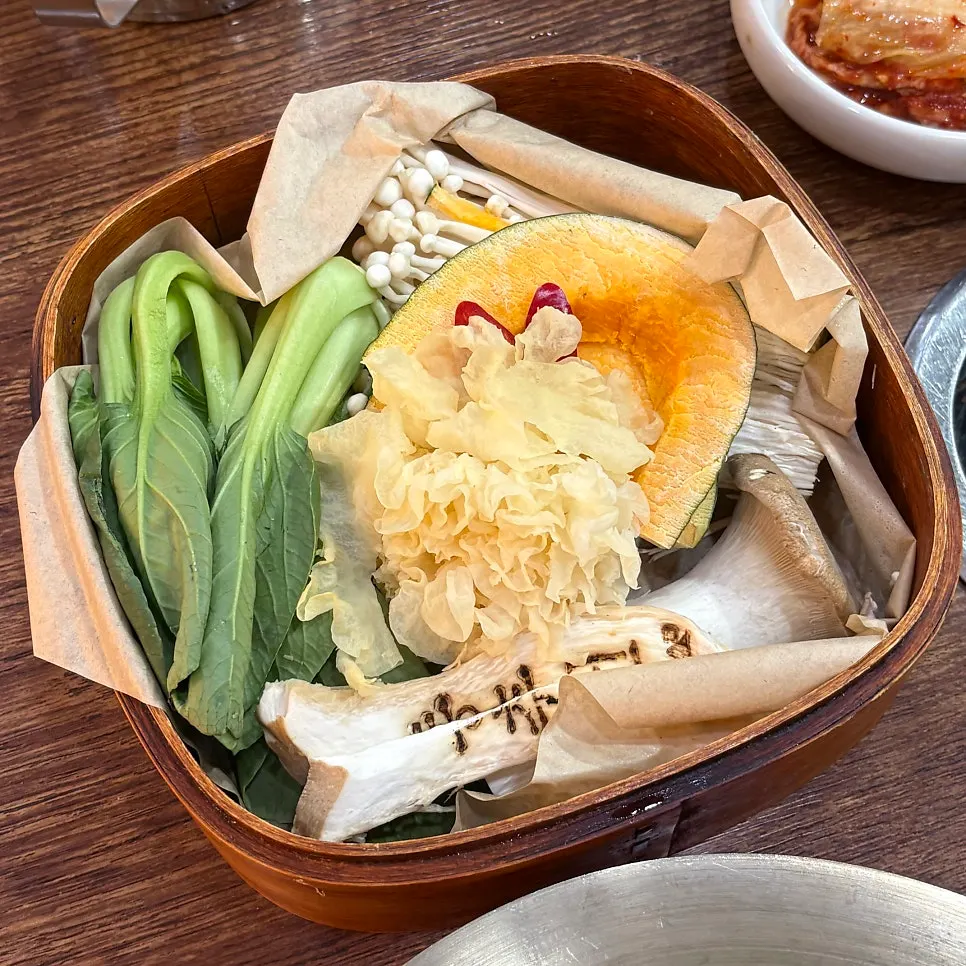 백목이버섯과 청경채 등 기본 야채 모둠